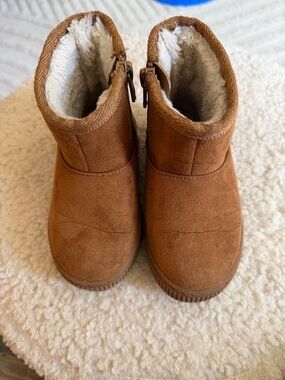 Cat & Jack Sz6c Cozy Boots